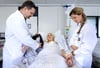 Eine Probandin wird in der Forschungsklinik Nuvisan in Neu-Ulm auf ihren Gesundheitszustand untersucht. Die Aufwandsentschädigung, die Studienteilnehmer bekommen, liegt im drei- bis vierstelligen Eurobereich.