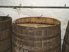 Zum Qualitätsvergleich reift das Bier auch heute noch in kleinen Mengen nach traditioneller Methode im offenen Holz-Gärbottich. Foto: Michael Heitmann/dpa