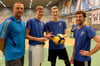 Die YoungStars Ben-Simon Bonin und Leon Meier (2. u. 3. v. li.) mit ihren Trainern Adrian Pfleghar (re.) und Bogdan Jalowietzki.