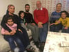  Die Großfamilie (von links): Mutter Rukiye mit Tochter Rozaryn. Sohn Taha und Vater Ismail neben Peter und Elke Birkel mit Ilayda.