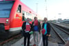 Bruno Sing (von links), Manfred Blumenschein und Herbert Kasperek zeigen der Unterbrechung der Regionalbahnen in Aulendorf, wie sie auch nach der Südbahn-Elektrifizierung vorgesehen ist, die „rote Karte“. Nur durch umsteigefreie Verbindungen werde d