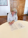  Karin Schweizer, Rektorin der PH Weingarten, unterschreibt den Hochschulfinanzierungsvertrag.