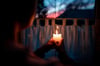  Wer des Abends mitbetet, kann als Zeichen der Verbundenheit eine Kerze ins Fenster stellen.