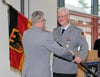  Generalstabsarzt Dr. Stephan Schoeps (von hinten) übergibt die Flagge an Oberstarzt Dr. Jörg Ahrens.