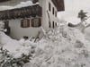 Schnee und abgebrochene Äste liegen in einer Straße. Unwetter sind über große Teile Italiens hinweggezogen. In Südtirol herrschte Schneechaos, eine Lawine traf das Dorf Martell. 