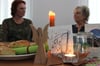  Eine Kerze, die Licht und Wärme spendet, eine kleine Leckerei und dekorierte Tische - im Trauercafé sollen die Besucher sich wohl fühlen.