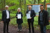  Sie freuen sich, dass der Ursprung des Weißen Kochers ausgezeichnet wurde (von links) Landrat Klaus Pavel, Unterkochens Ortsvorsteherin Heidemarie Matzik, OB Thilo Rentschler und Geopark-Geschäftsführer Siegfried Roth.
