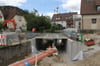 Mit dem Anbringen des Überbaus hat die neue Weisenbachbrücke im Zuge der Hindenburgstraße nun sichtbare Formen angenommen.