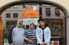  Ziad Karaker (von links), seine Frau Hanadi Arab und Sohn Osama vor ihrem Lokal in der Marktstraße in Leutkirch.