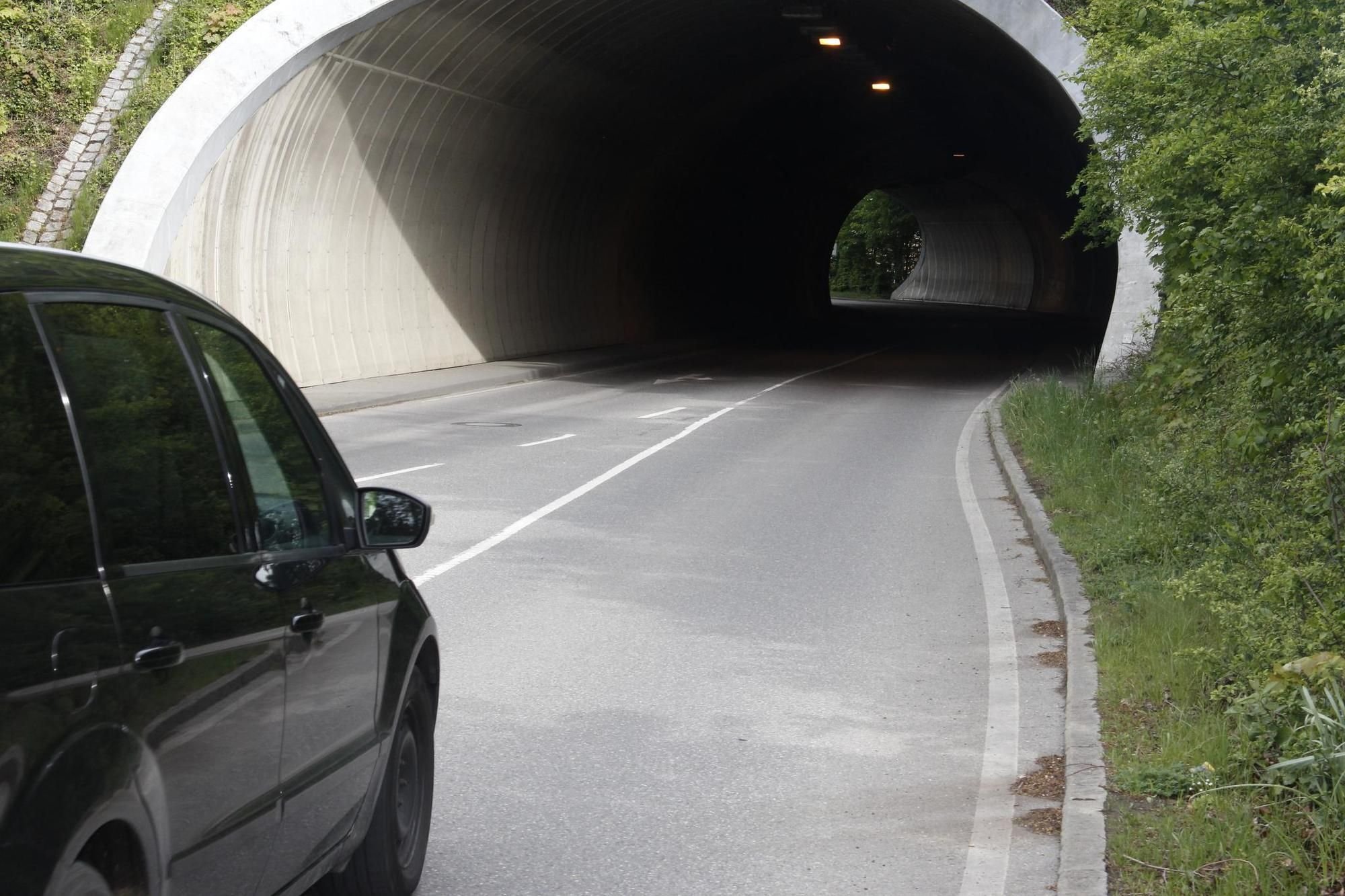 Polizeikontrolle in einem Tunnel verärgert Ehepaar