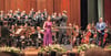 Operngala des Philharmonischen Chors Friedrichshafen unter MD Joachim Trost: Im Duett glänzen Sopranistin Aleksandra Jovanovic und Tenor Arthur Espiritu.