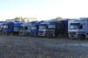  Diese Lastwagen wurden offenbar lange nicht bewegt: Auf dem Gelände des Transportunternehmens wachsen Bäumchen.