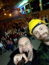  Ein toller Abend: Finales Selfie des Kommentatoren-Duos Fabian Zimmermann und Daniel Höhner mit Zuschauern.