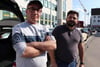  Taxifahrer Bülent Görgülü (links) mit einem Kollegen am Taxistand vor dem Ulmer Hauptbahnhof. Es herrscht tote Hose.