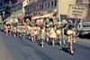  Ein Beispielfoto aus der Topothek: Der Isnyer Kinderfest-Umzug in der Wassertorstraße vor dem Hotel Ochsen um 1965 – alle Angaben sind im Internet auch verschlagwortet.