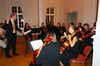  Matthias Trost dirigiert das Kammerorchester im Hofgarten.