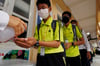  Zum Schutz vor der neuen Lungenkrankheit in China tragen die Menschen einen Mundschutz.