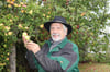  Alfred Schaz, Vorsitzender des Obst- und Gartenbauvereins Neuhausen ob Eck, zeigt die Früchte eines Apfelbaums im vereinseigenen Garten.