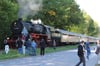  Für die Fans historischer Eisenbahnen ist der Besuch des historischen Zugs, der von einer gewaltigen Dampflokomotive gezogen wird, eine willkommene Gelegenheit zum Fotografieren.