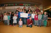 Voller Stolz überreichten die Kinder des Kindergartens St. Gertrud einen Spendenscheck an das Kinderheim Ingerkingen.