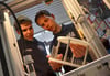 Blick in die einmalige Maschine: Jonas Münz (links) und Jakob Rehberger (rechts) fixieren die Titanschrauben für die Ultraschallbehandlung.