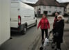  Im Überqueren der Bahnhofstraße sehen Liane Allocca-Geis und Roland Geiss eine Gefährdung von Fußgängern. Die 91-jährige Thea Daubner, die täglich mit ihrem Rollator unterwegs ist, bestätigt das.