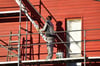  Maler bei der Sanierung einer Holzfassade: „Das Handwerk ist systemrelevant“, sagt Kammerpräsident Joachim Krimmer.