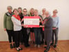Die Verantwortlichen des Kleiderladens übergeben die 600 Euro Spende an die Vorstandsmitglieder des Seniorenkreises