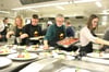 Gute Zusammenarbeit in der Ropach-Küche. Hier richten die Promis das Dessert an (von links): Helga Reichert, Fabian Hagel, Josef Schneiderhan und Vanessa Riedmüller.