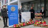  100 Schutzmasken und Blumen sind für die Mitbewohner des Alten- und Pflegeheimes Bruderhaus in Ravensburg abgegeben wurden. Bei der Spendenübergabe zugegen waren (von links) Mike Schilling, Franz Steinle, Sibylle Arana und Barbara Wolf.