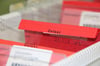  Rote Kärtchen mit der Aufschrift „Defekt“ liegen als Platzhalter in den Schubladen, wo es an Arzneimitteln fehlt.