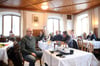 Jürgen Raab (vorne), Fraktionsvorsitzender der Freien Wähler im Stadtrat Königsbrunn, referiert bei einem Workshop für angehende Kommunalpolitiker. Das Bildungswerk für Kommunalpolitik bieten einen Workshop an um Einsteiger der Kommunalpolitik auf i