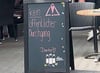 Das Café Dammert in der Muslen weißt mit diesem Schild darauf hin, dass der Durchgang zwischen Café und Außenbereich frei bleiben muss – ganz legal, wie der OB erklärt.