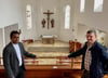 Der Leitende Pfarrer Pater Shinto Kattoor (links) und der gewählte Vorsitzende des Kirchengemeinderates, Albert Neher, freuen sich über den baldigen Abschluss der Außen- und Innenrenovation der Pfarrkirche St. Pankratius.