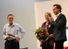   Viel Beifall erhält die Chefin von Vaude, Antje von Dewitz, in der Bürger-Universität der Zeppelin-Universität für ihren Vortrag „Nachhaltiges und erfolgreiches Wirtschaften“. Von Moderator Hannes Werning (rechts) gibt’s Blumen, von Gespräc
