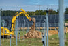  Der Solarpark Engelswies ist nahezu fertiggestellt. Im Hintergrund ist der bereits fertiggestellte Teil zu sehen, der Bagger im Vordergrund zieht den Graben für den Netzanschluss des zweiten Bauabschnitts. Im November können Bürger Anteile zeichnen.