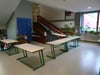 Tische und Absperrband markieren leiten durchs Schulzentrum.