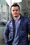  Tristan Velkov unterstützt Migranten bei Bewerbungen, Behördengängen und Fragen des täglichen Lebens.