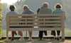  Rentner sitzen auf einer Parkbank. Die Große Koalition hat sich bei der Grundrente geeinigt.