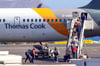  Passagiere besteigen am Flughafen der Insel Kreta eine Maschine der Airline Thomas Cook: Der Bund will Pauschalurlaubern des insolventen Reiseunternehmens Thomas Cook finanziell helfen.