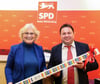 Einen „Taktstock“ aus kleinen Schokoladentafeln überreichte SPD-Kreisvorsitzender Martin Gerster der Bundesjustizministerin Christine Lambrecht.