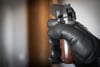  Zwei Unbekannte haben am Dienstag eine Tankstelle in der Eckenerstraße ausgeraubt. Dabei bedrohten die Täter einen Angestellten mit Pistolen.