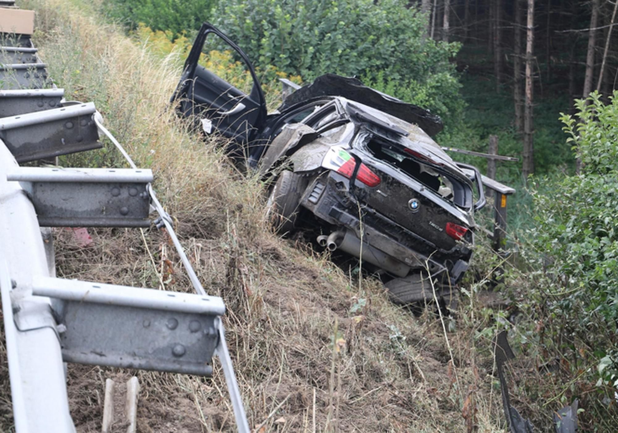 BMW Rutscht Auf A96 Abhang Hinunter - Fahrer Verletzt