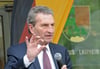 „Es geht um viel bei der Europawahl“: Günther Oettinger machte auf seiner Wahlkampftour in Laupheim Station.