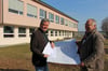 Seekirchs Bürgermeister Stefan Koch (links) und sein Alleshauser Amtskollege Klaus Ulmschneider haben einen gemeinsamen Plan: Direkt neben der Federseegrundschule soll ein Kindergartenneubau entstehen.