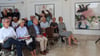 Simon Kaminski (links weißen Hemd) war mit der Familie zur Vernissage nach Mochental gekommen, wo die Werke seines Vaters zu sehen sind.