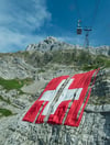 Fast zerstört: Der Sturm hat der angeblich weltgrößten Schweizer Fahne arg zugesetzt.