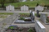 Auf dem Hettinger Friedhof gibt es verschiedene Bestattungsmöglichkeiten. Weil die Fächer in den Urnenstelen (im Hintergrund) langsam knapp werden, soll eine neue Anlage angeschafft werden.