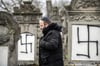 Der alltägliche Antisemitismus: Hakenkreuzschmierereien auf einem jüdischen Friedhof.