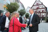  Arne Zwick bleibt für weitere acht Jahre Bürgermeister der Stadt Meßkirch. Nach der Bekanntgabe des Wahlergebnisses gratulieren ihm die Bürger auf dem Marktbrückle.
